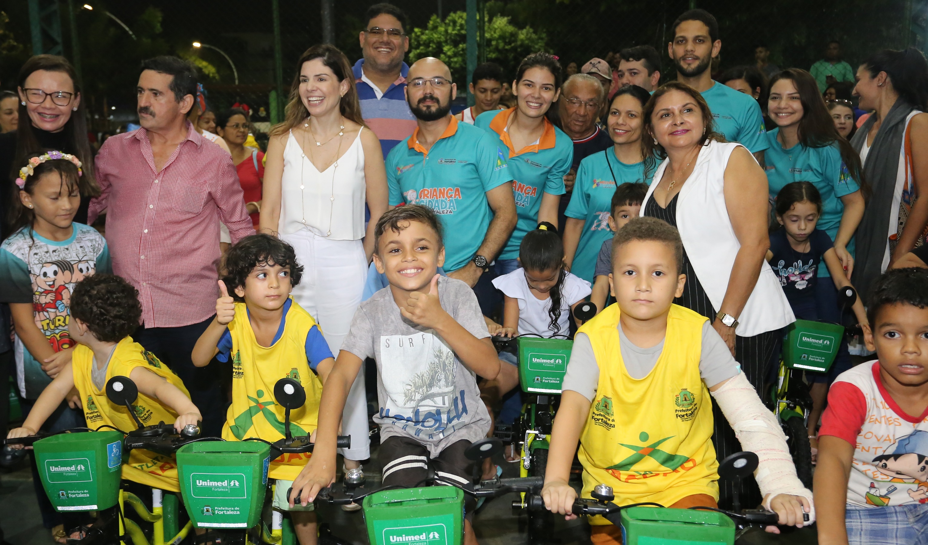 várias pessoas posam para a foto